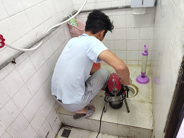 哈尔滨管道堵塞冒臭气 专业师傅现场解决问题