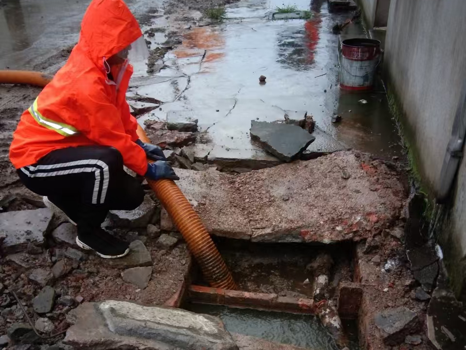 哈尔滨专业清理污水池 炜誉市政以规范流程守护城市 “肠道”