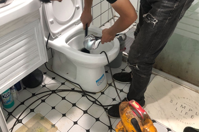 哈尔滨马桶堵塞自己疏通还是找师傅?专业上门服务让你省时更省心